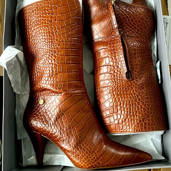 Gently used Louise eat Cie boots. Size 8 Genuine leather upper. Man made sole. - Picture 1 of 6